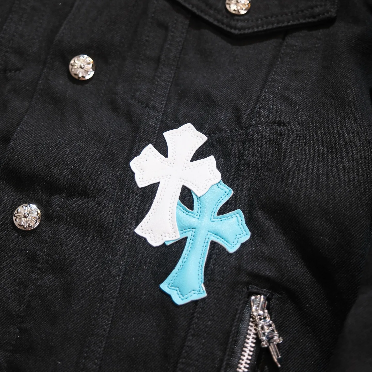 P340 ChromeHearts CH ChromeHearts Lamb Wool Collar Jacket Black Denim Jacket Colorful Cross Patchwork Leather Suede Lamb Wool Lining Fashionable and Personalized Super versatile and good-looking denim jacket Suitable for both men and women A must-have item Packaging Tag Collar Label Washed Wheat Complete Color: Black Size: S-XL
